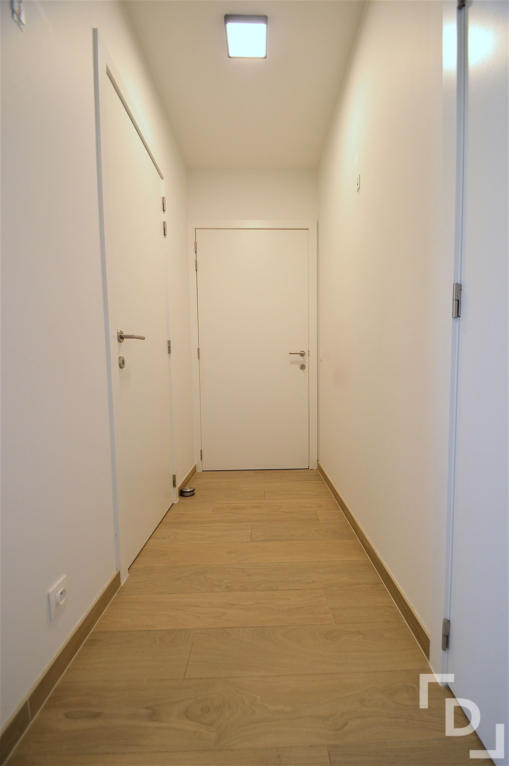 Recent appartement met ruim terras en garage te huur in Ieper. foto 18
