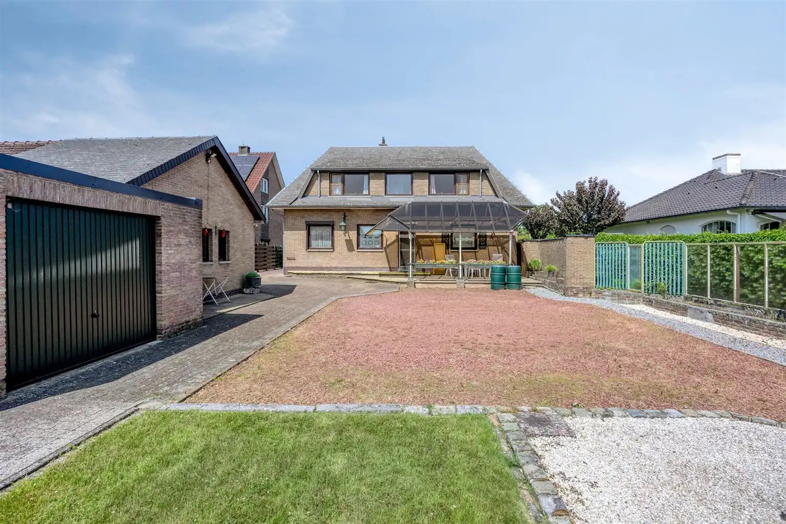 Vrijstaande woning met 4 slaapkamers, ruime tuin en garage op een riant perceel van 9a99ca, rustig gelegen nabij het centrum van Maaseik.  foto 24