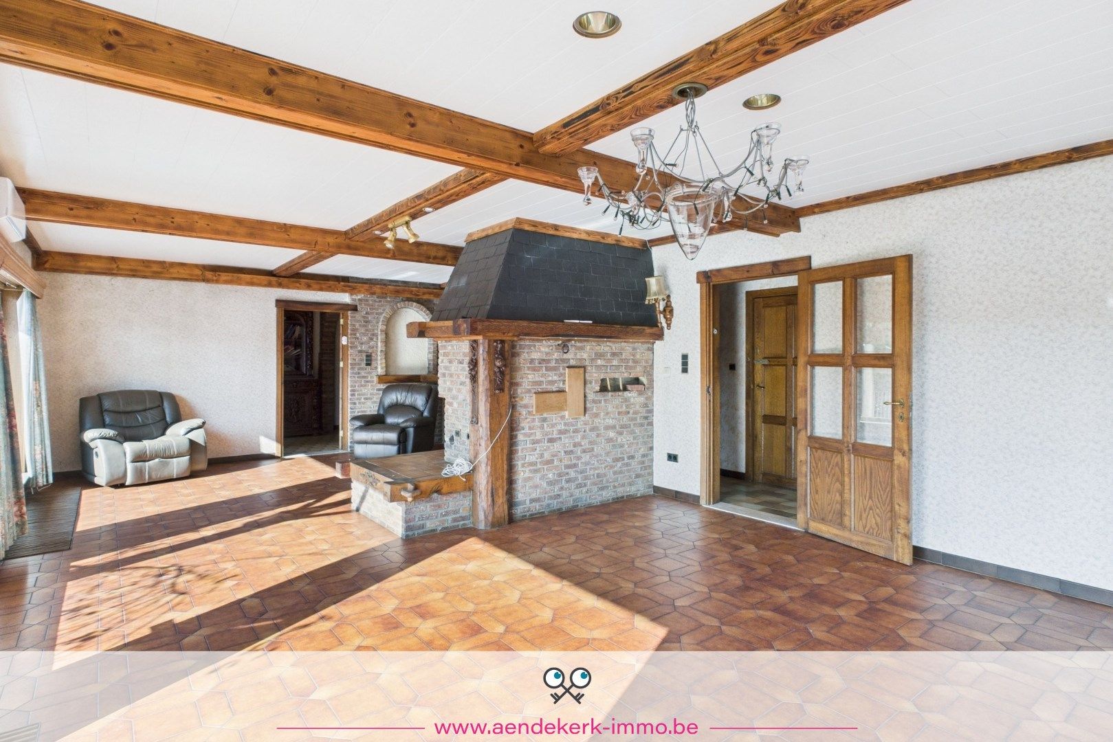 Ruime, te renoveren, woning met loods/stal in As foto 4