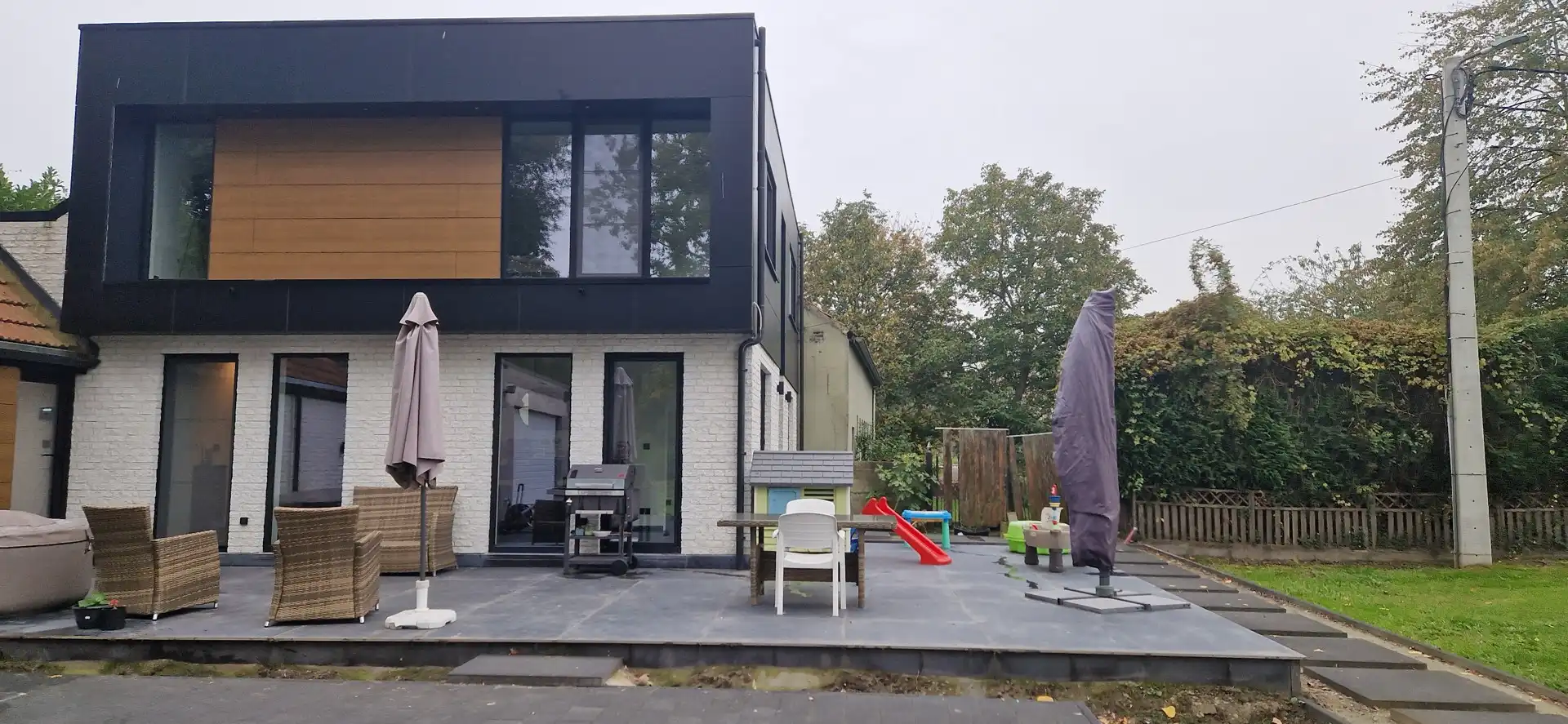 Prachtig  gerenoveerde en rustig gelegen EENGEZINSWONING (2024), bewoonbaar: 192m², met mooie leefruimten, 3 slaapkamers, garage 2 wagens en grote tuin op 14 are 54 ca. foto 2