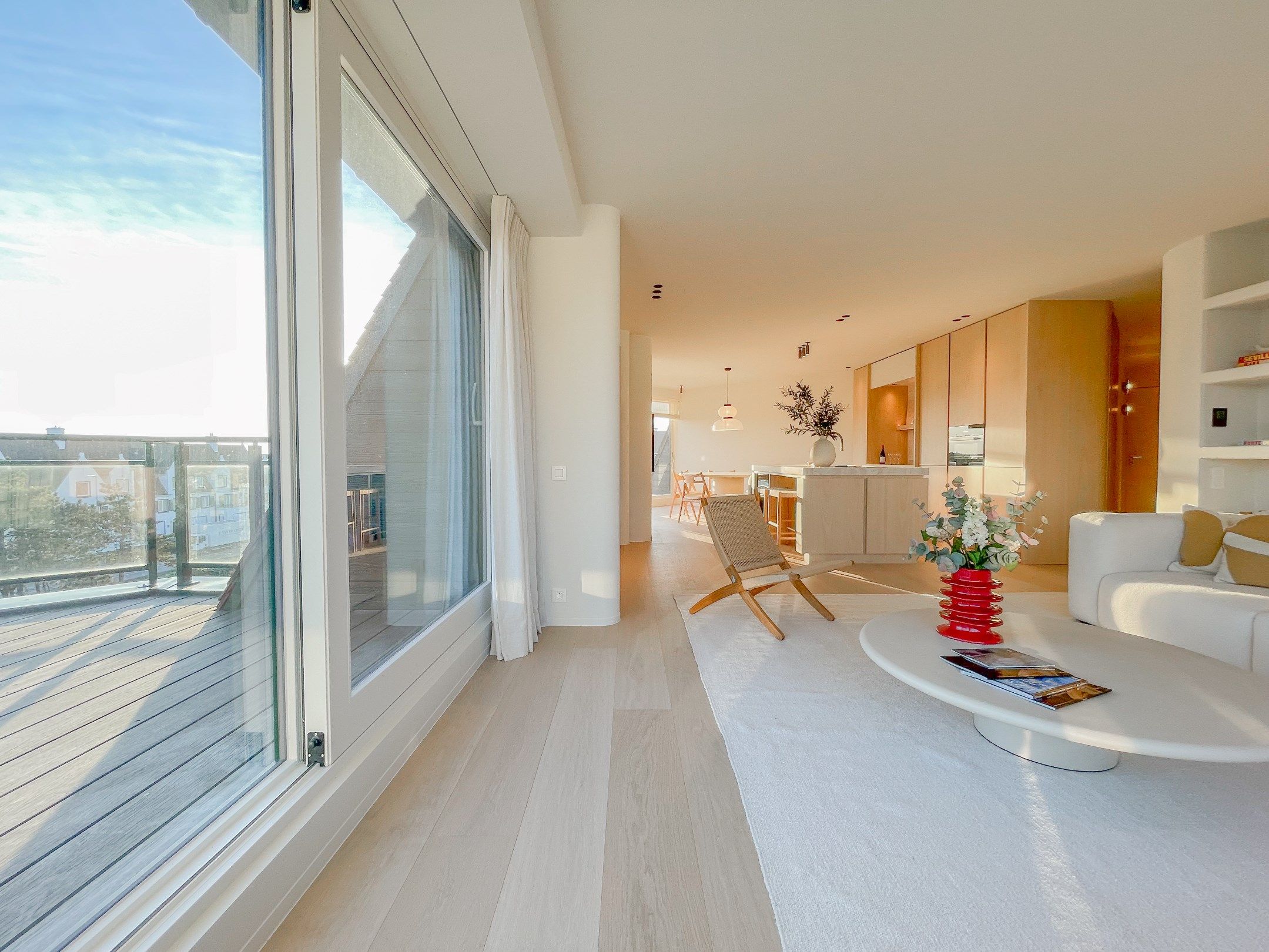 Uniek gelegen hoekappartement met ruime terrassen gelegen op de Wandeldijk in het Zoute. foto {{pictureIndex}}