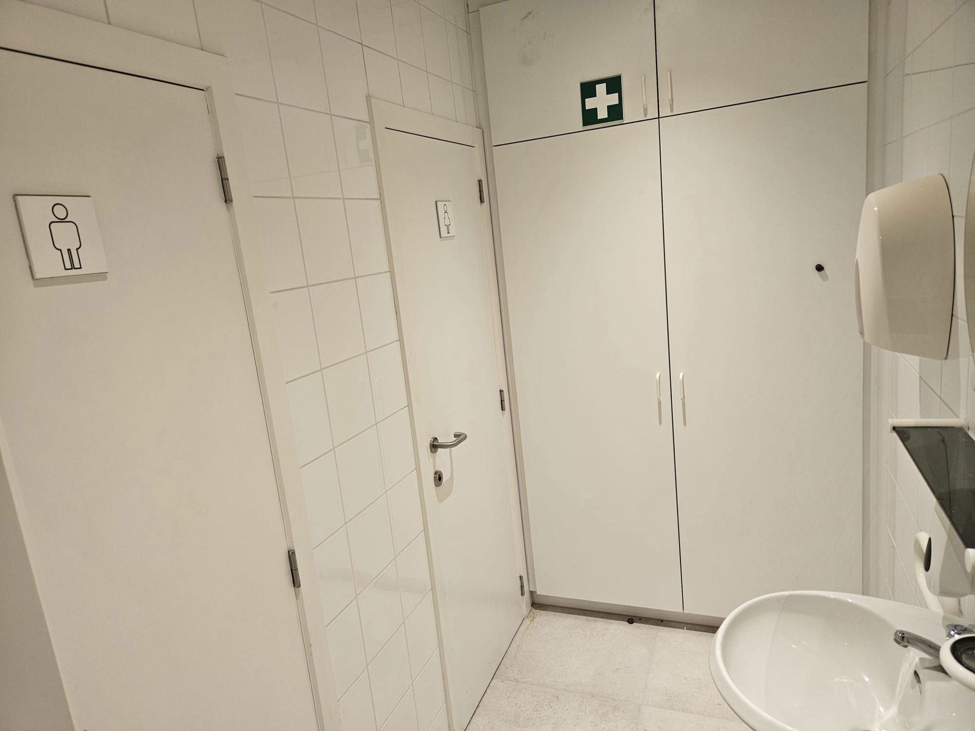 TE  HUUR in Meeuwen: kantoor/commerciële ruimte foto 14