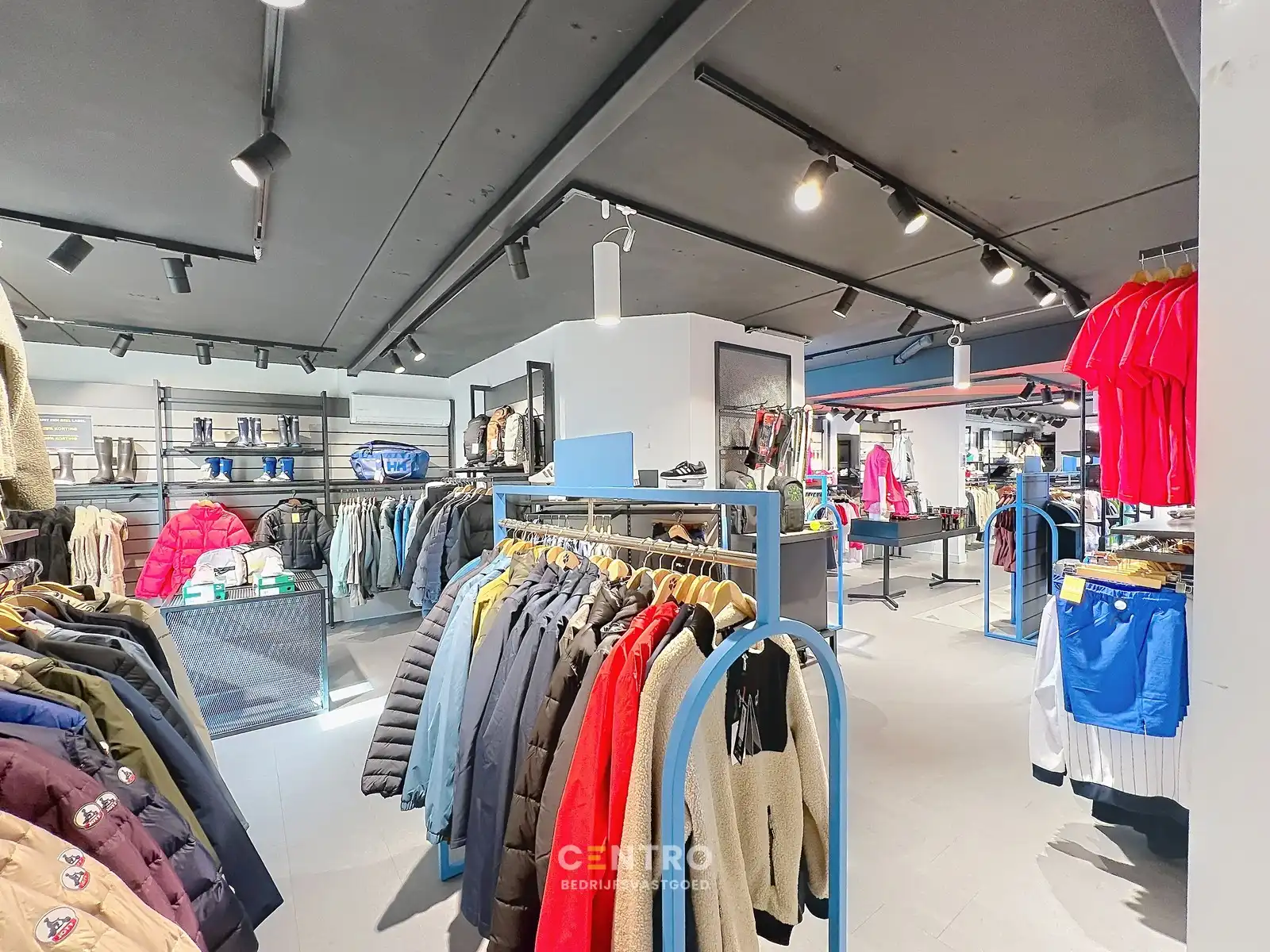 Instapklare commerciële ruimte van ca. 300 m². Uitstekend gelegen met veel passage en zichtbaarheid, ideaal voor retail of showroomconcepten ! foto 9