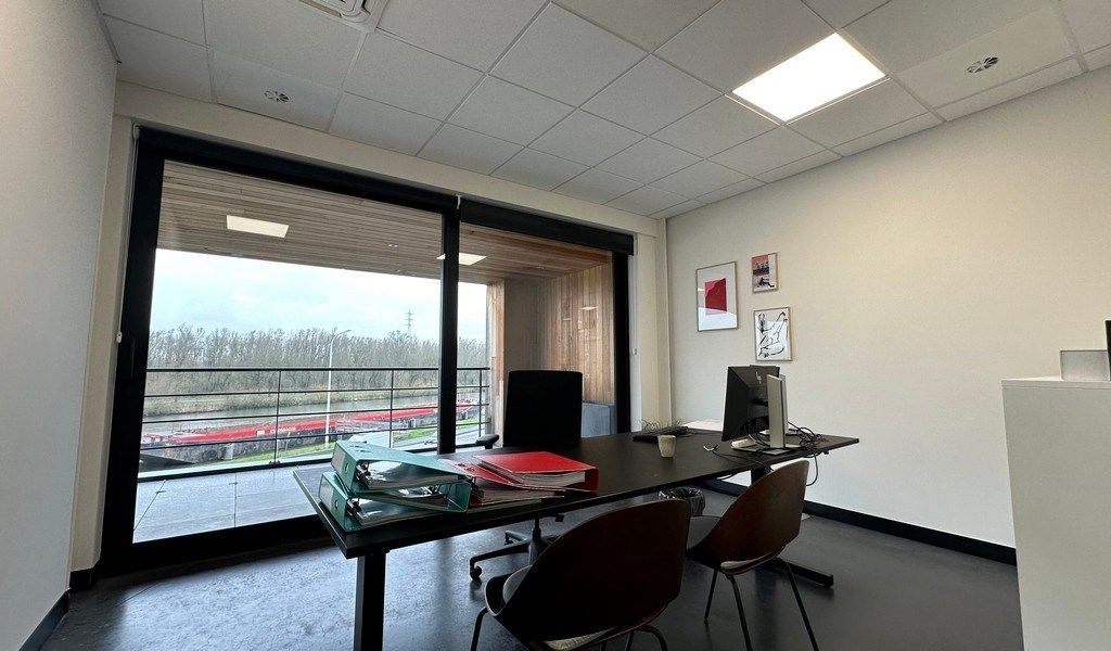 Instapklare kantoren te huur met terras vlakbij afrit R4 in Evergem foto 4
