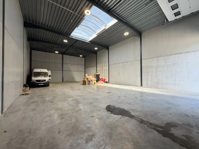 Magazijn/KMO-unit van 262 m² te huur met parkeerplaats foto 5