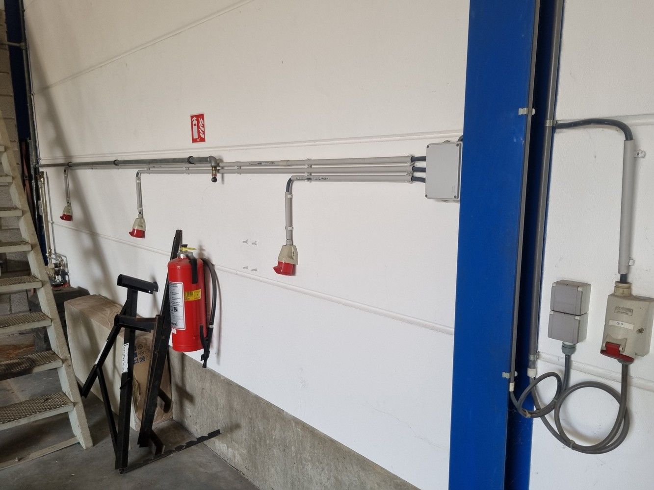 Uitstekend gelegen industrieel gebouw/magazijn met kantoorruimte (400m²) foto 11