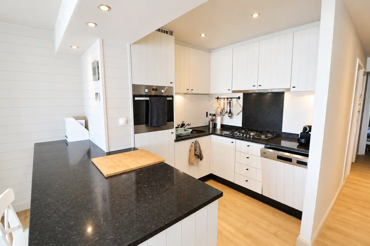 Instapklaar 2-slaapkamerappartement met fantastisch zicht op zee.  foto 6