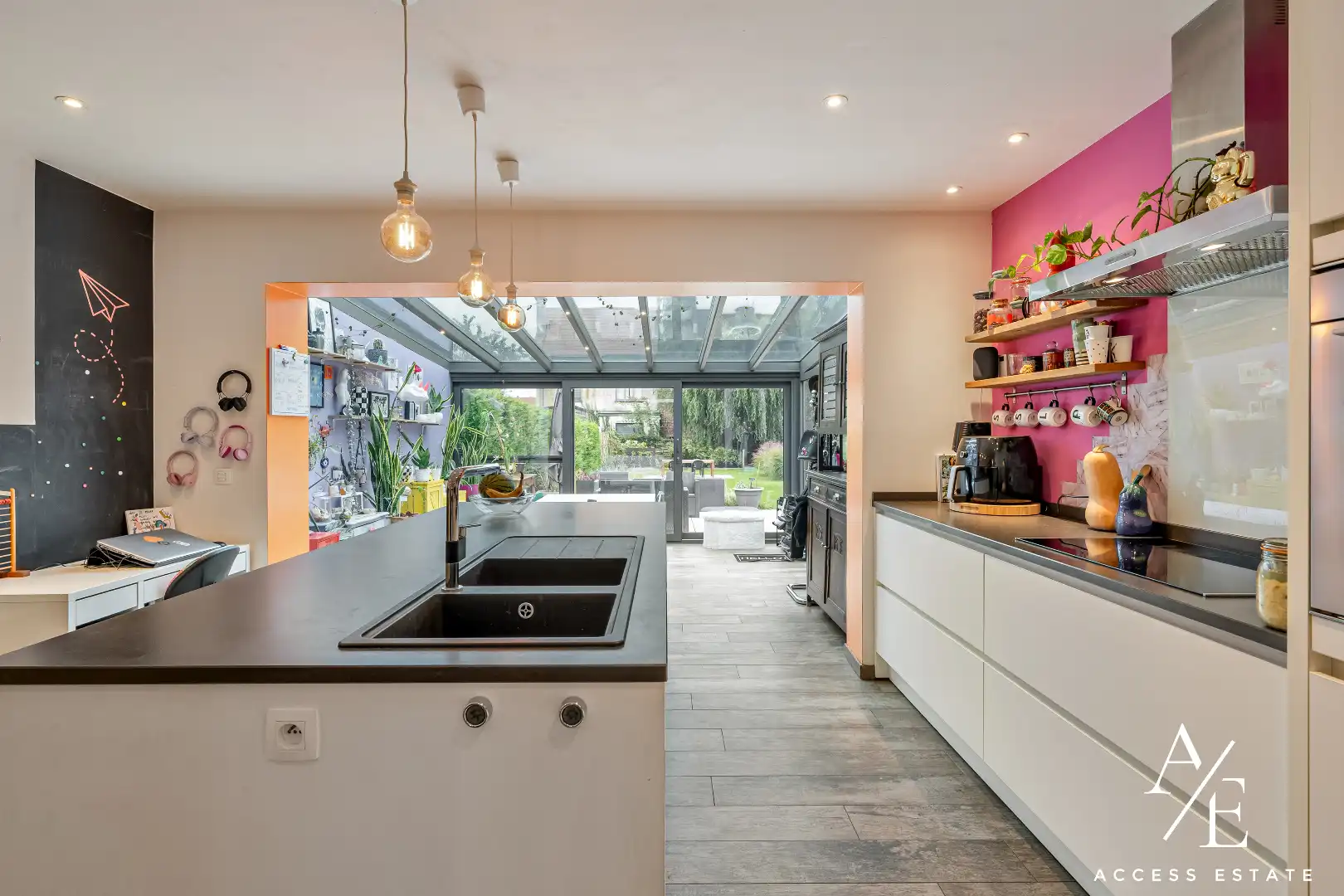 Ruime, gerenoveerde woning met prachtige stadstuin (600m²) en dubbele garage foto 8