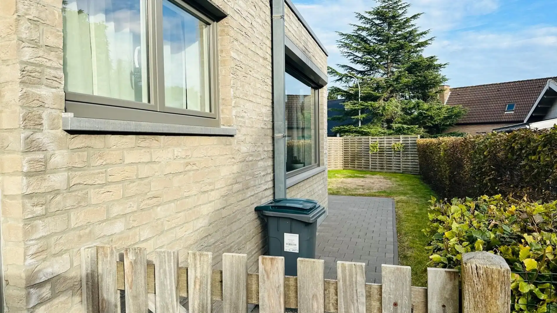 Gelijkvloers appartement met zonnepanelen - tuin - garage foto 9