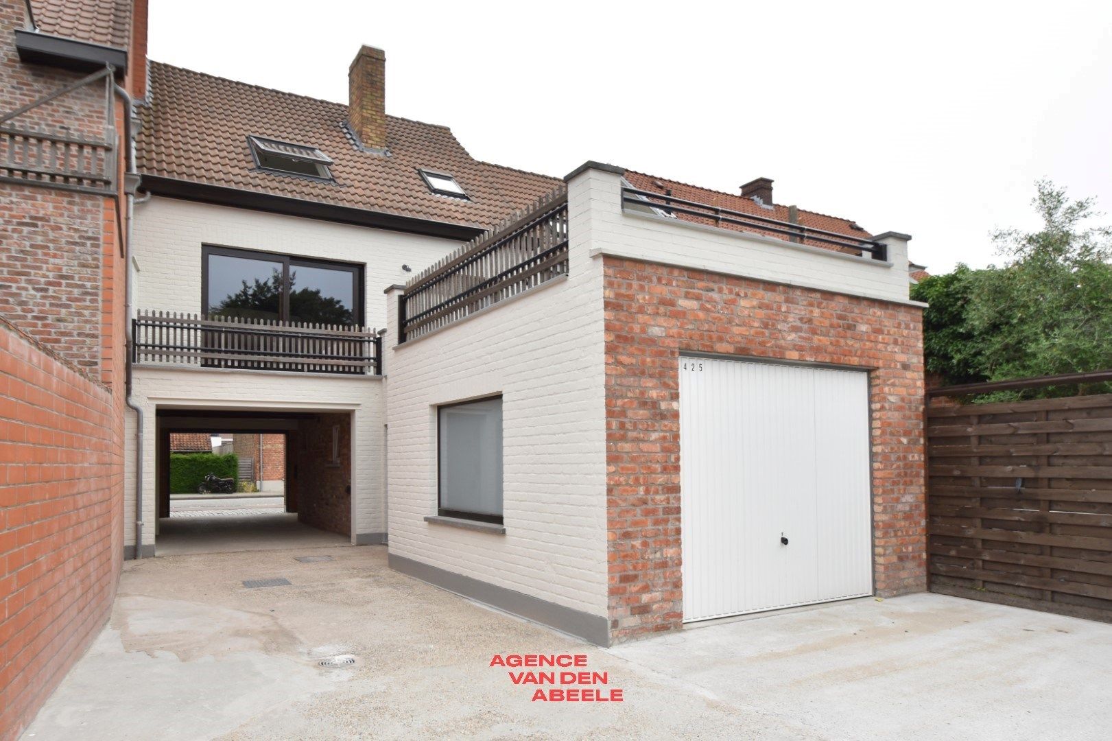 Gerenoveerde woning met garage en terras foto 1