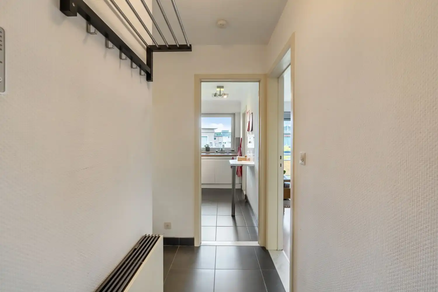 Centraal gelegen, gerenoveerd en energiezuinig appartement met 1 slaapkamer, een terras en een autostaanplaats te Leuven! foto 2