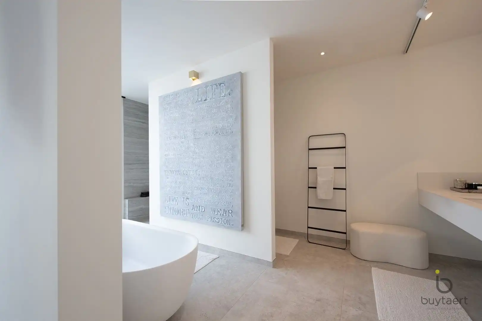 Knappe GELIJKVLOERSE villa + bijgebouw te Halle! foto 28