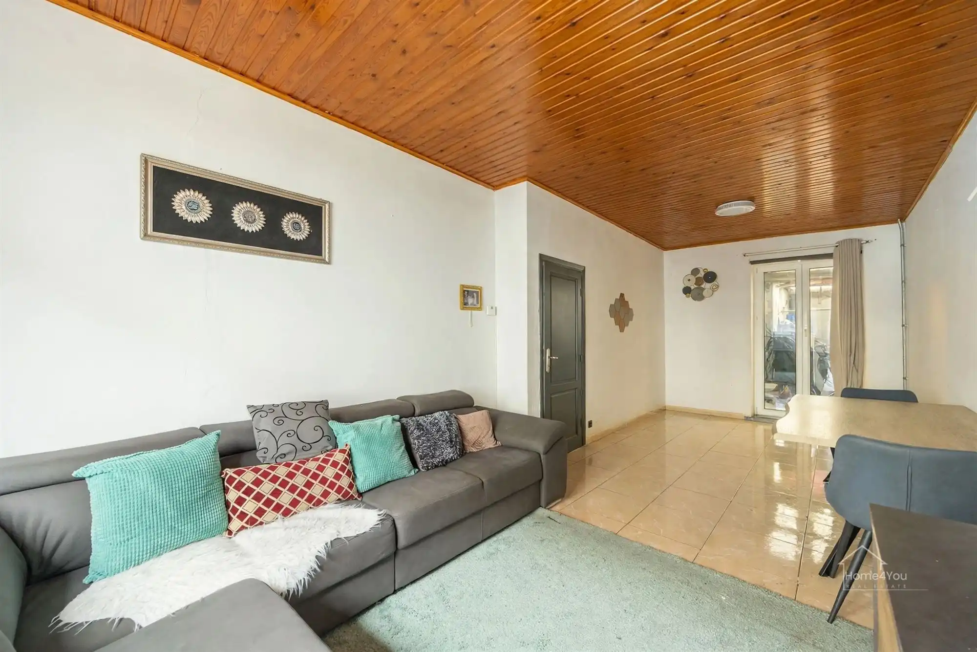 Ruime op te frissen woning met 4 slpk op bruisende locatie! foto 2