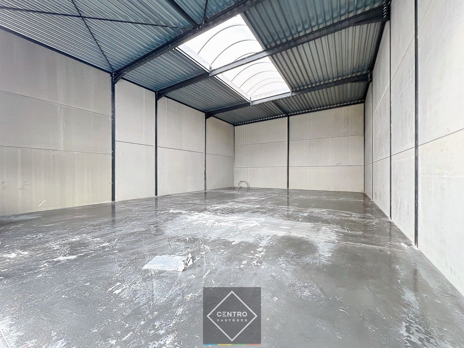 NB MAGAZIJN 216m²  (vrije hoogte 7m !) , voorzien van sectionaalpoort, deur, raam en 3 parkeerplaatsen te SLEIHAGE (Oostnieuwkerke). foto 4