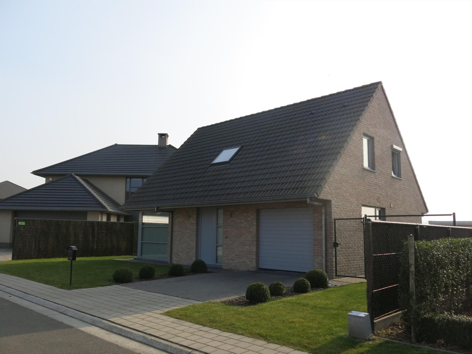 Uiterst verzorgde woning met zongerichte tuin en 3 slaapkamers foto {{pictureIndex}}
