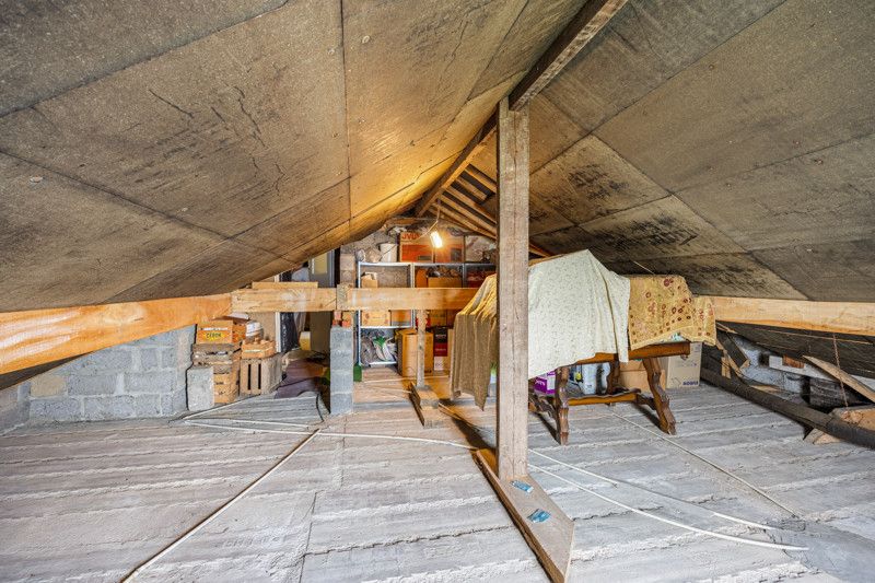 Ruime woning met loods op een perceel van 14are foto 24