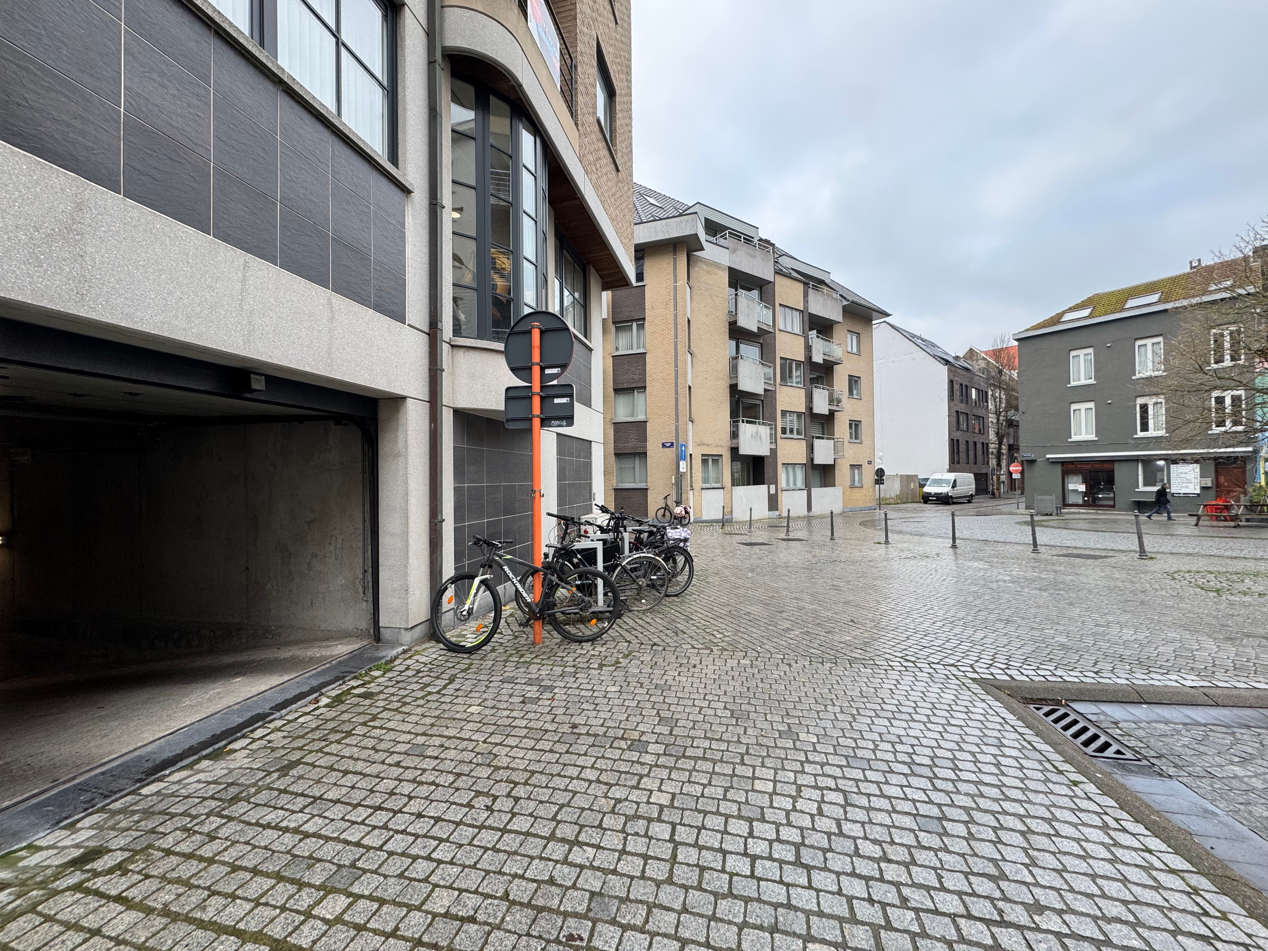 Afgesloten ruime garagebox foto 7