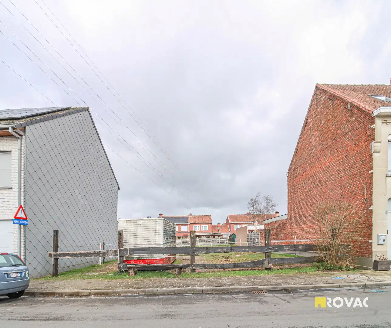 Rustig gelegen bouwgrond van 611 m² in woongebied! foto {{pictureIndex}}