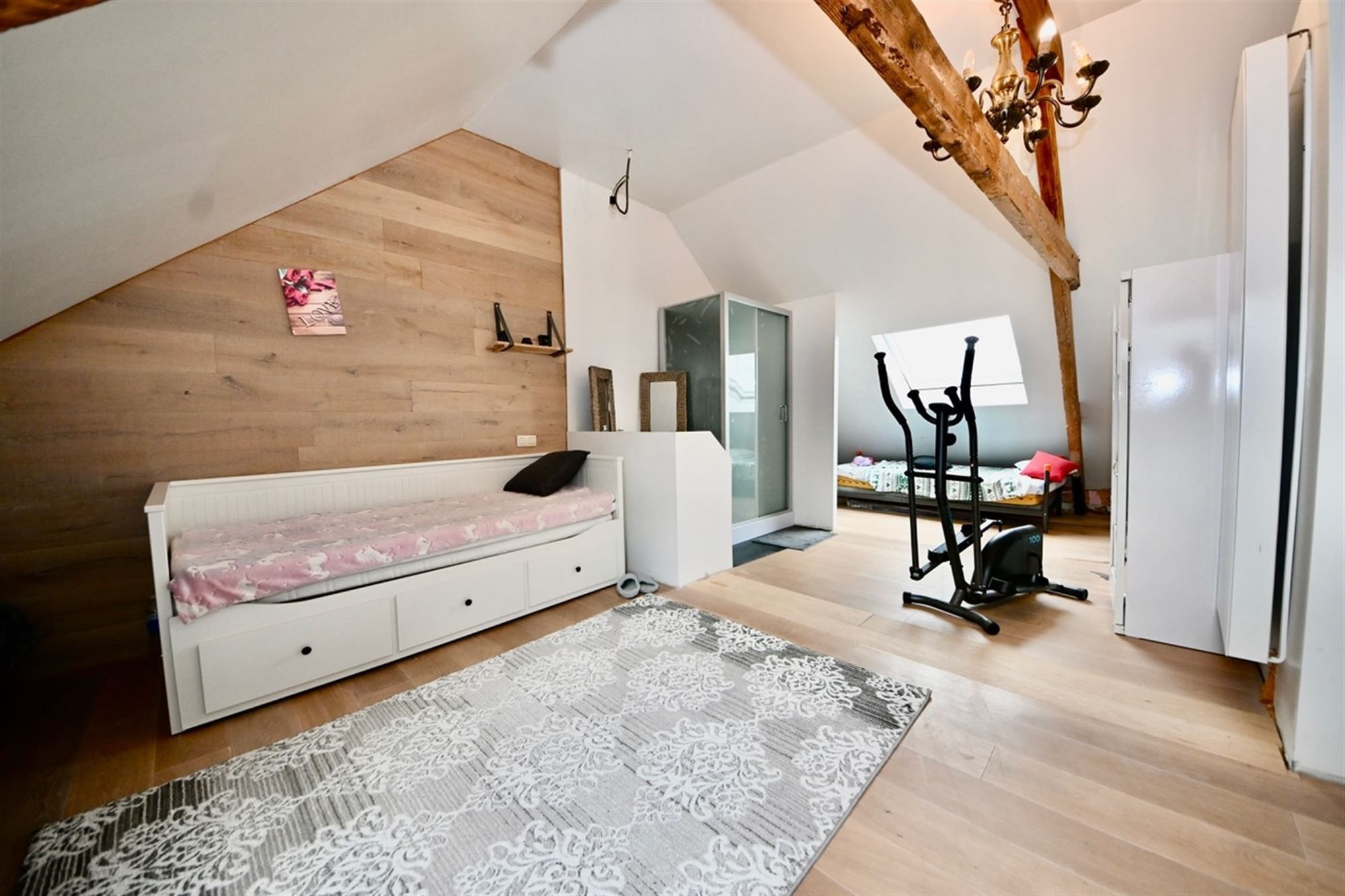 Gerenoveerde woning met 4 slaapkamers en tuin.  foto 7