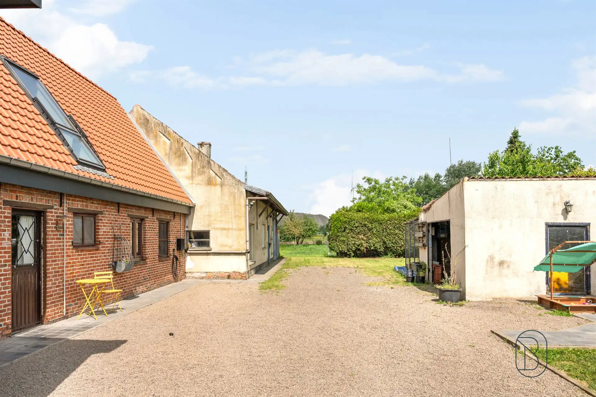 Ruime woning met 4 slpk, garage en bijgebouw op 2.279 m² foto 4