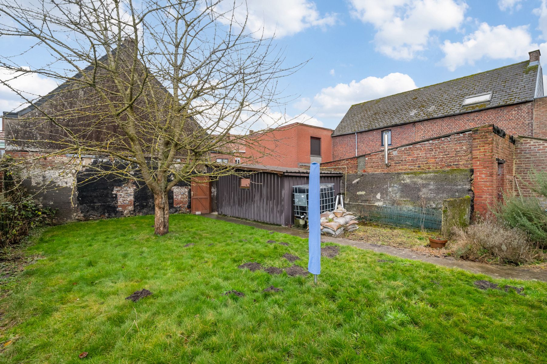 Ruime woning met bijgebouwen voor zelfstandige activiteit foto 30