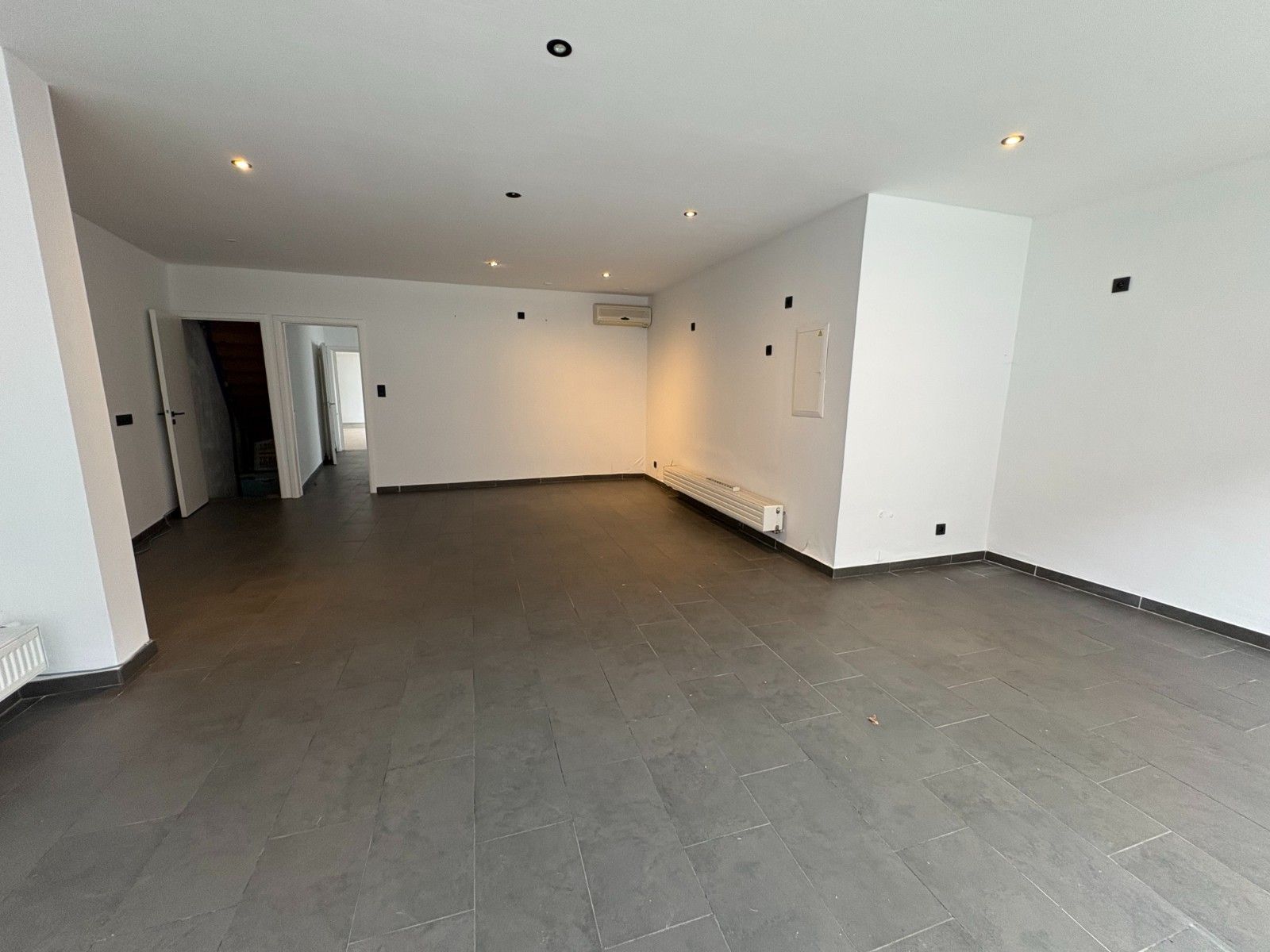 🏠 Vernieuwde gezinswoning met handelsgedeelte – renovatie 2022 foto 4