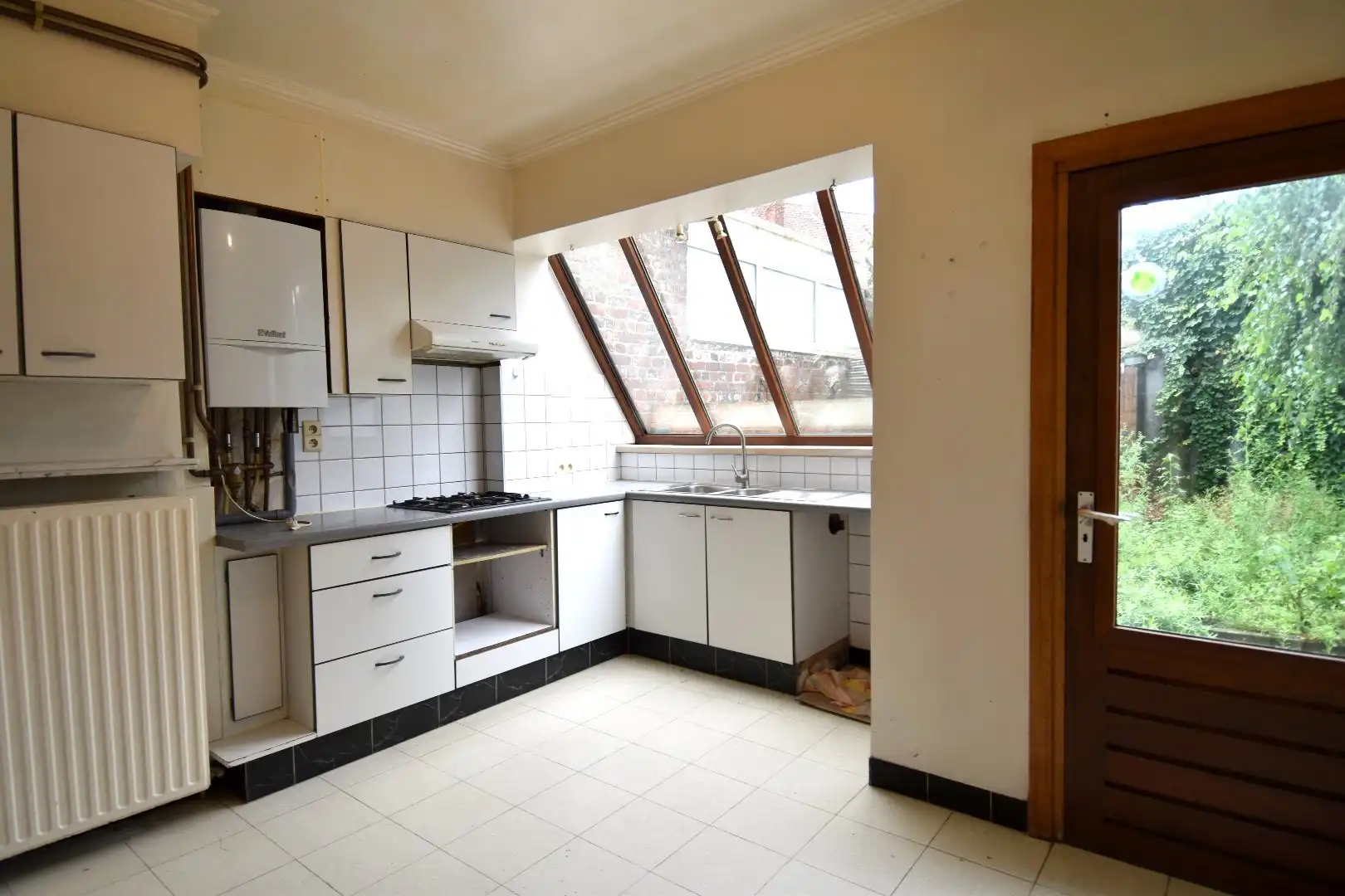 Ruime 3-slaapkamerwoning met bovenliggend appartement (woning) te koop in centrum-Kortrijk foto 2