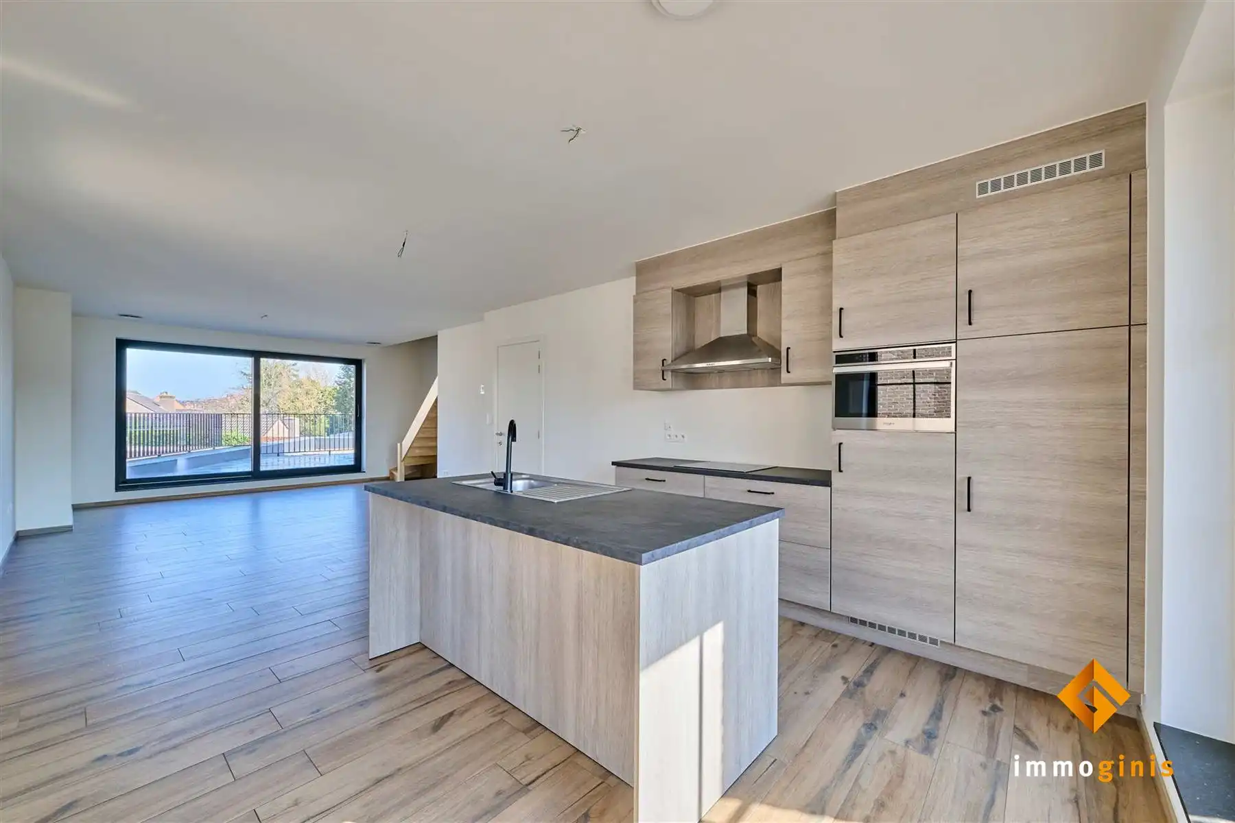 Ruim duplexappartement met 2 slaapkamers, groot terras, kelderberging en carport. foto 2