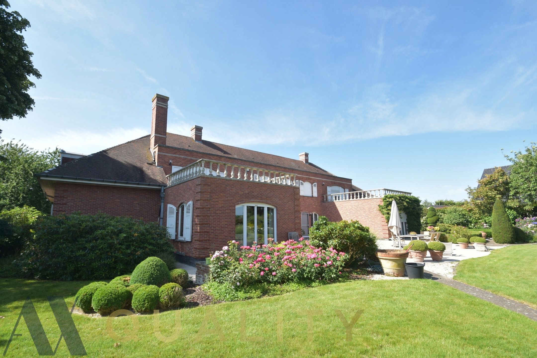 Tijdloze ruime villa met 5 slpk., dub. gar., tuin, tennisveld, polyvalente ruimte en vijver. foto 33