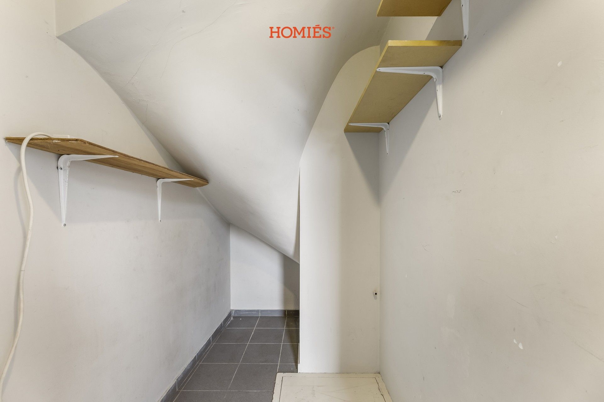 Te renoveren woning met veel potentieel foto 15