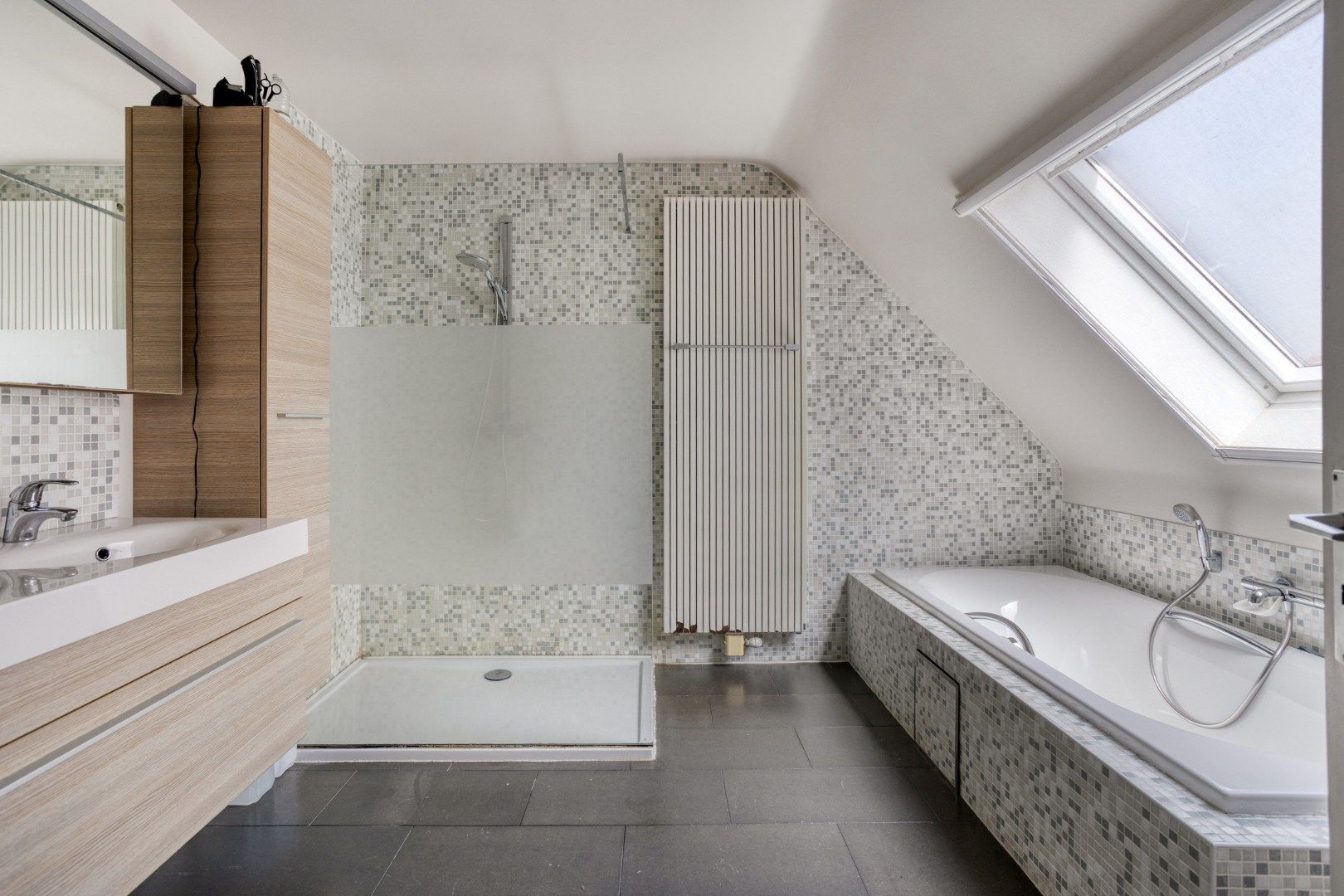 Ruime woning met 3 slaapkamers, garage en tuin! foto 6