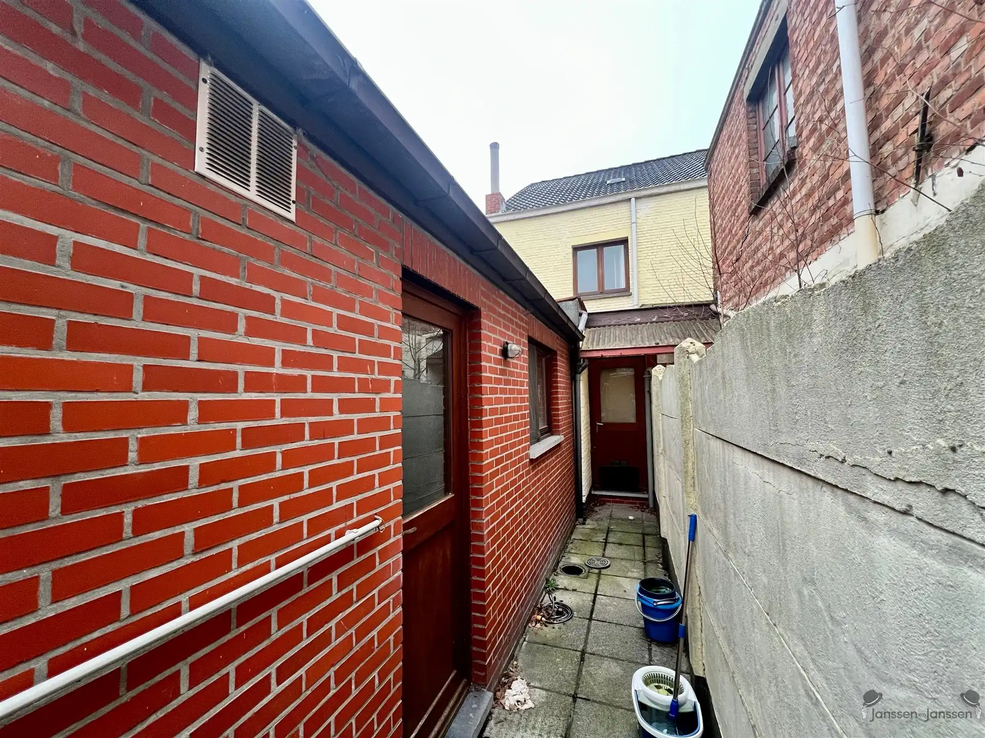 Te renoveren gezinswoning met 2 slaapkamers foto 9