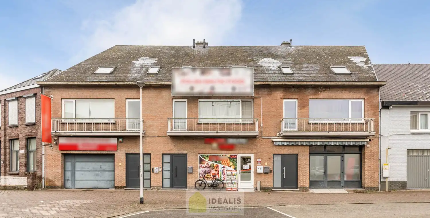 OP TE FRISSEN RUIM DUPLEX APPARTEMENT PAL IN  HET CENTRUM VAN HAMONT! Dit uiterst ruime appartement omvat maar liefst ca.142m² bewoonbare oppervlakte en is voorzien van een ruime woonkamer met aansluitend keuken, 3 aangename slaapkamers, volledig vernieuwde badkamer en terras!! Zeer geschikt voor kandidaten op zoek naar een zeer ruim appartement pal in het stadscentrum van Hamont (Hamont-Achel)! foto 4