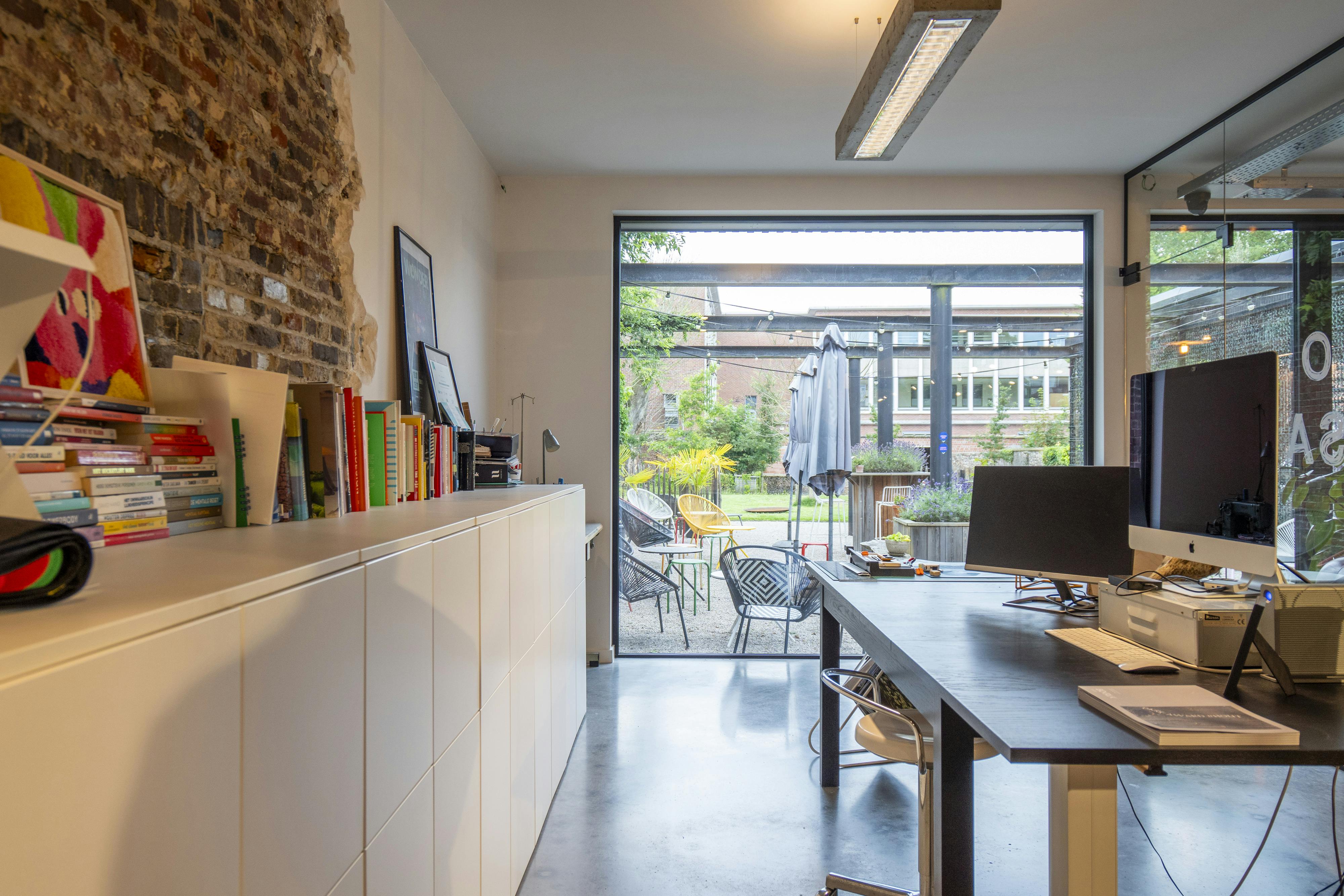 Prachtig gerenoveerde herenwoning te koop met uitweg  foto 32