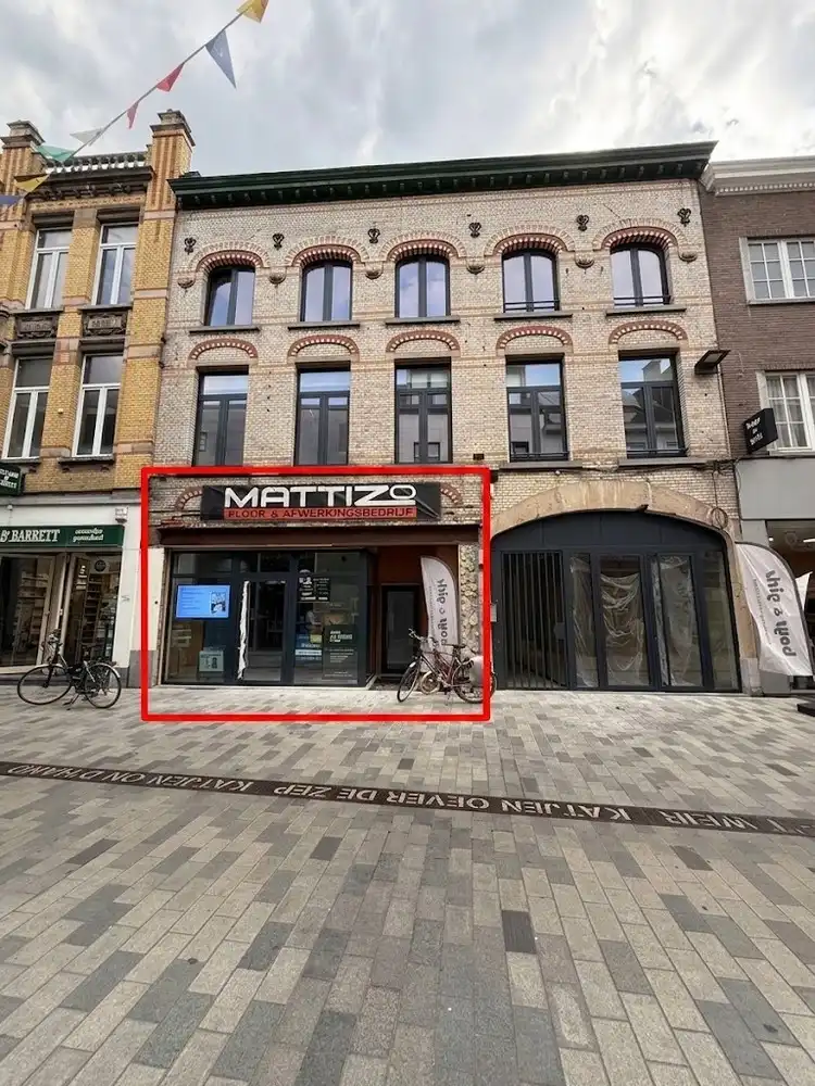 Commercieel gelijkvloers te huur op topligging in de Kattestraat foto {{pictureIndex}}