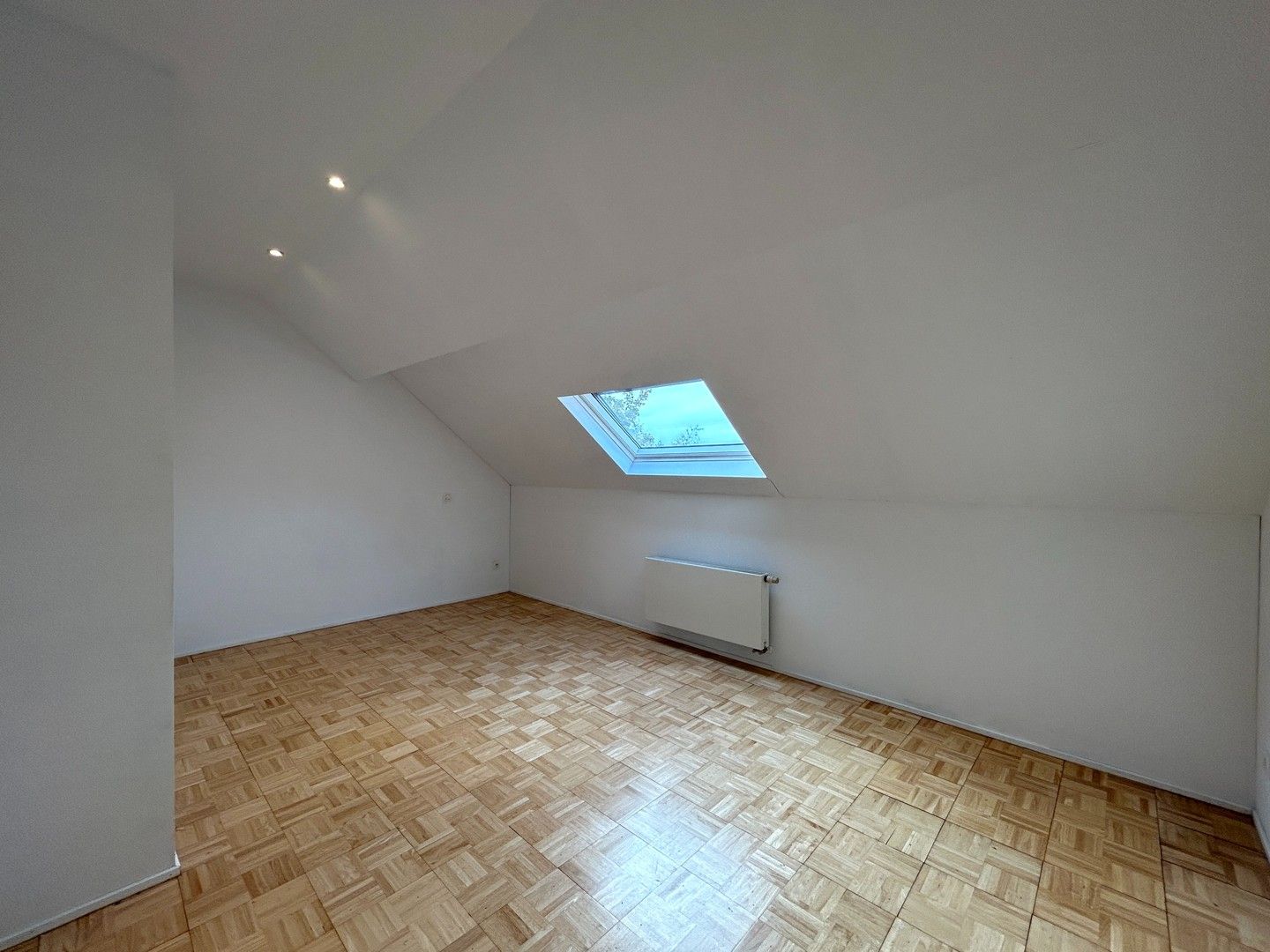 Instapklaar 2-slaapkamer appartement nabij centrum Roeselare! foto 12