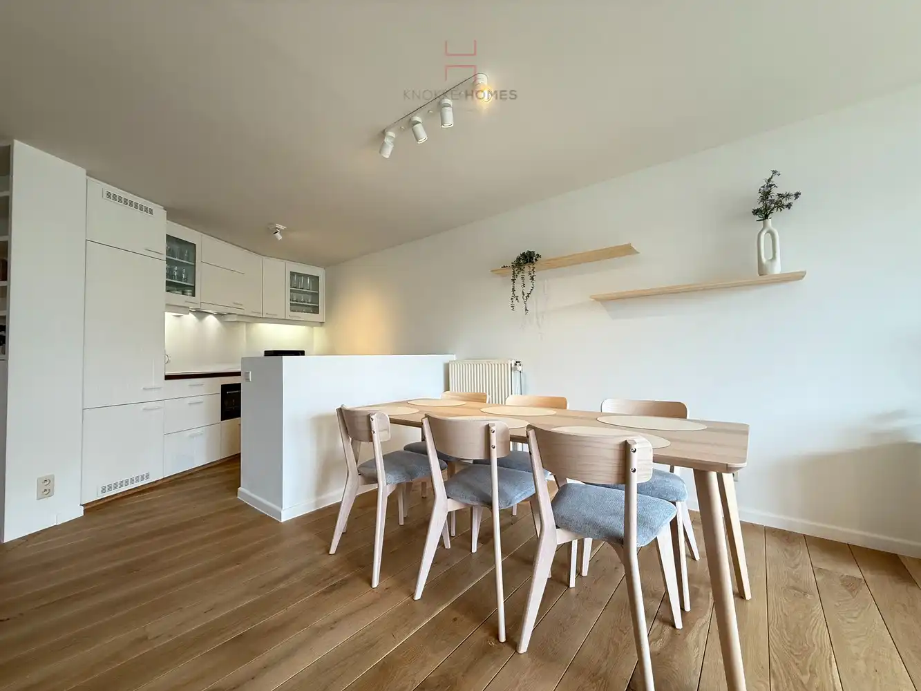 Gemeubeld twee-slaapkamerappartement met zonnig terras foto 10