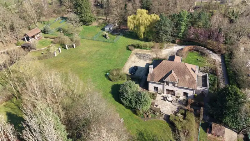 Ruime villa van 336m² op 1 hectare 45 are met vijver foto 3