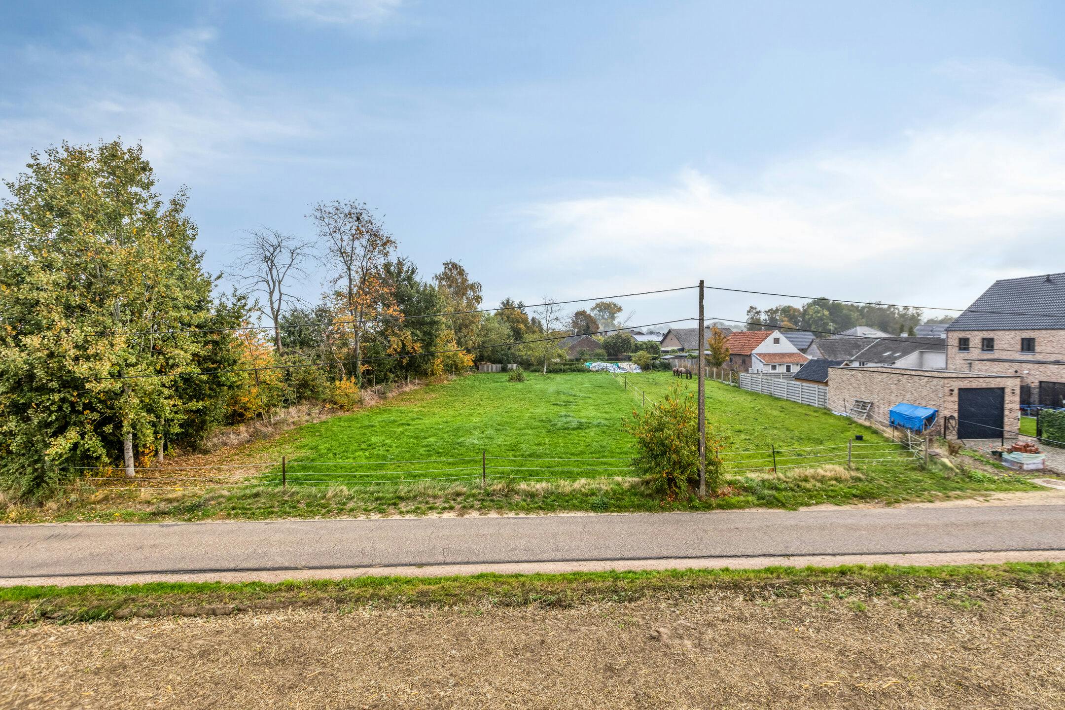 Rustig gelegen bouwgrond met vrij zicht op een riant perceel voor open bebouwing te koop foto {{pictureIndex}}