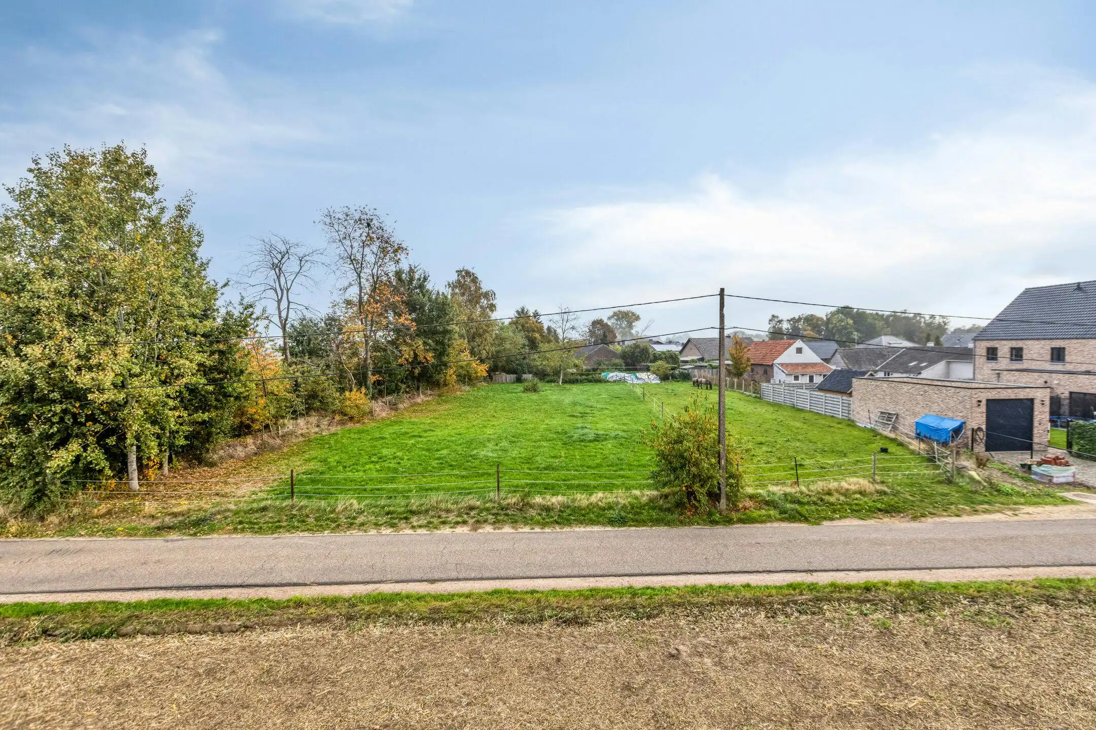 Rustig gelegen bouwgrond met vrij zicht op een riant perceel voor open bebouwing te koop foto {{pictureIndex}}
