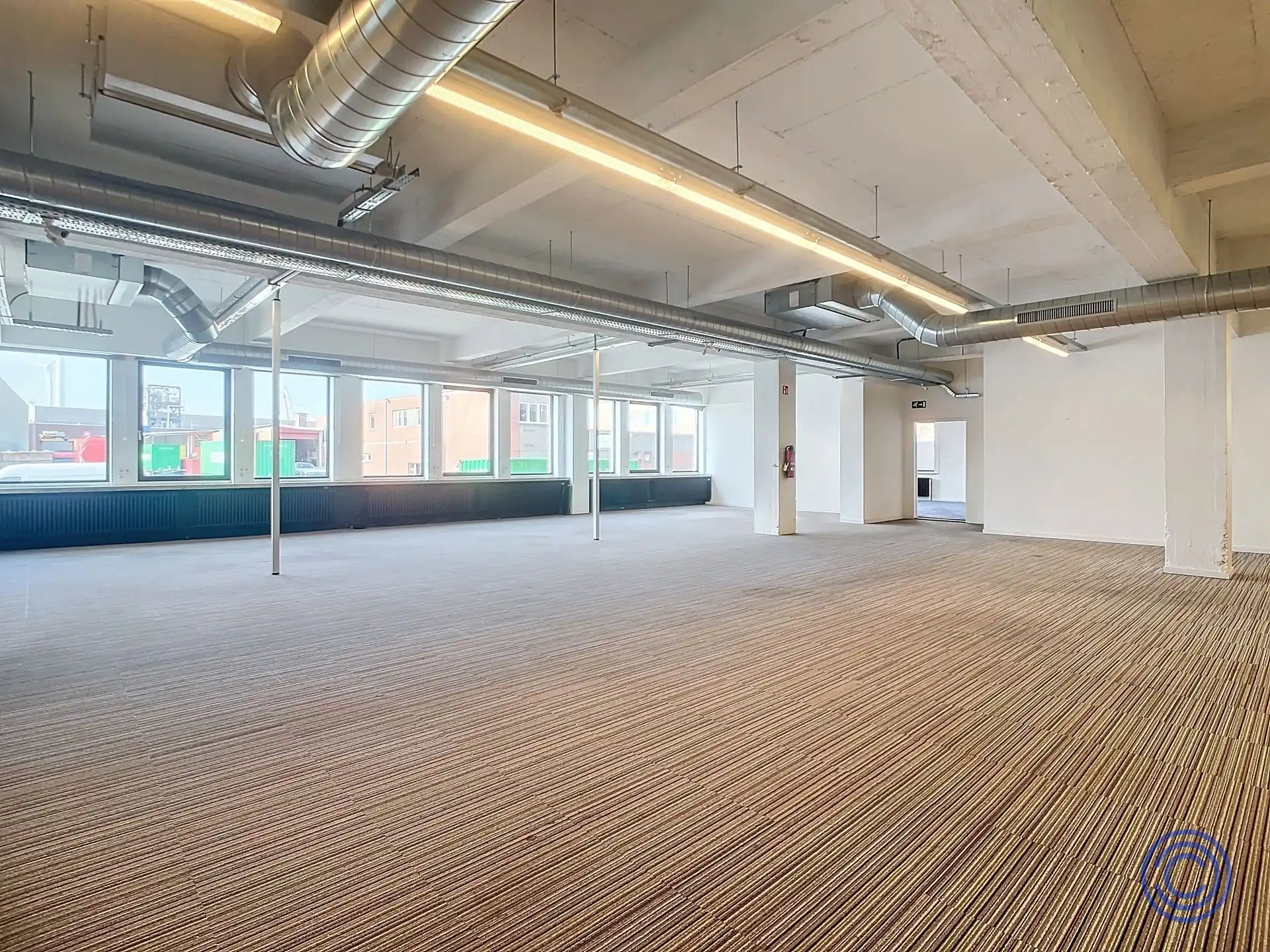 Strategisch gelegen kantoor ca. 670m² in havengebied! foto 2