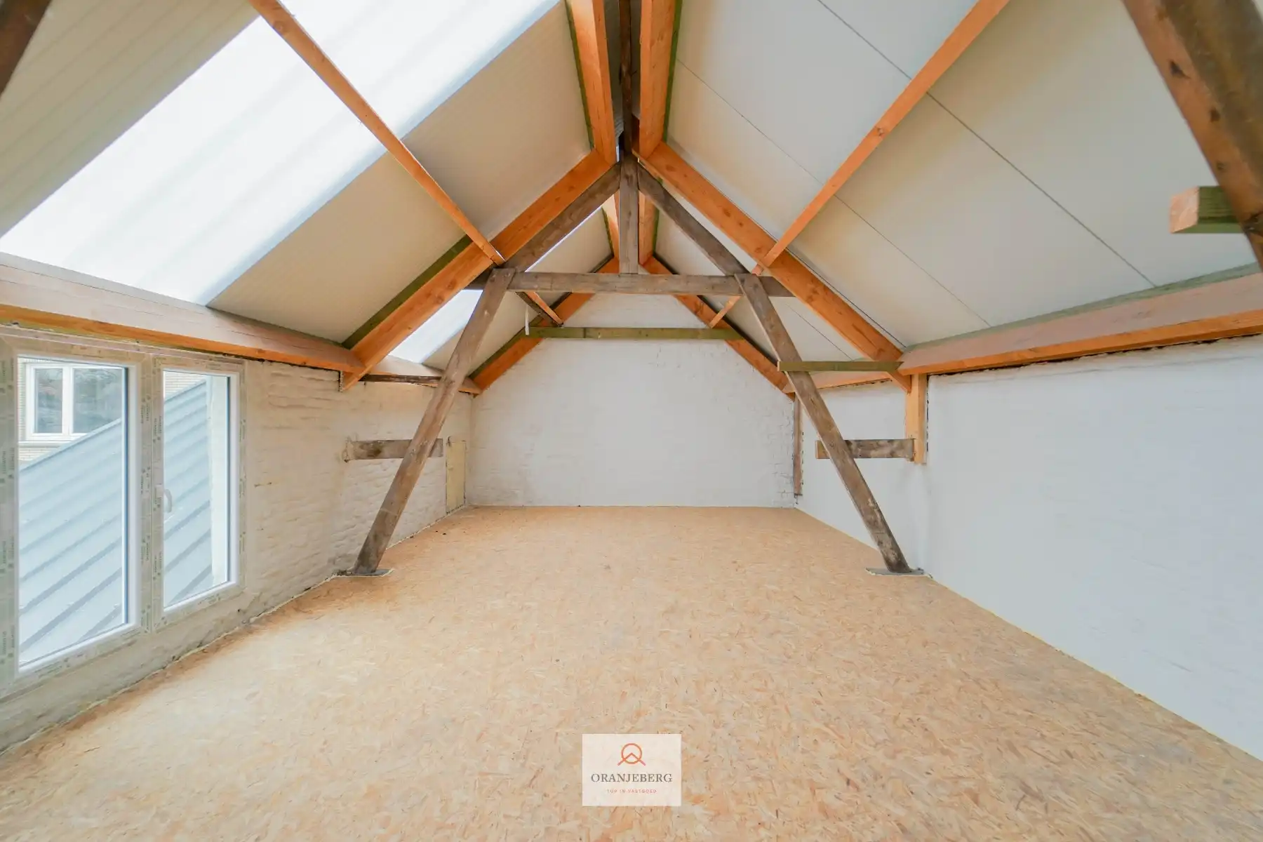 Loods - atelier 55 m² met water- en elektriciteitsaansluiting + garage te huur foto 5