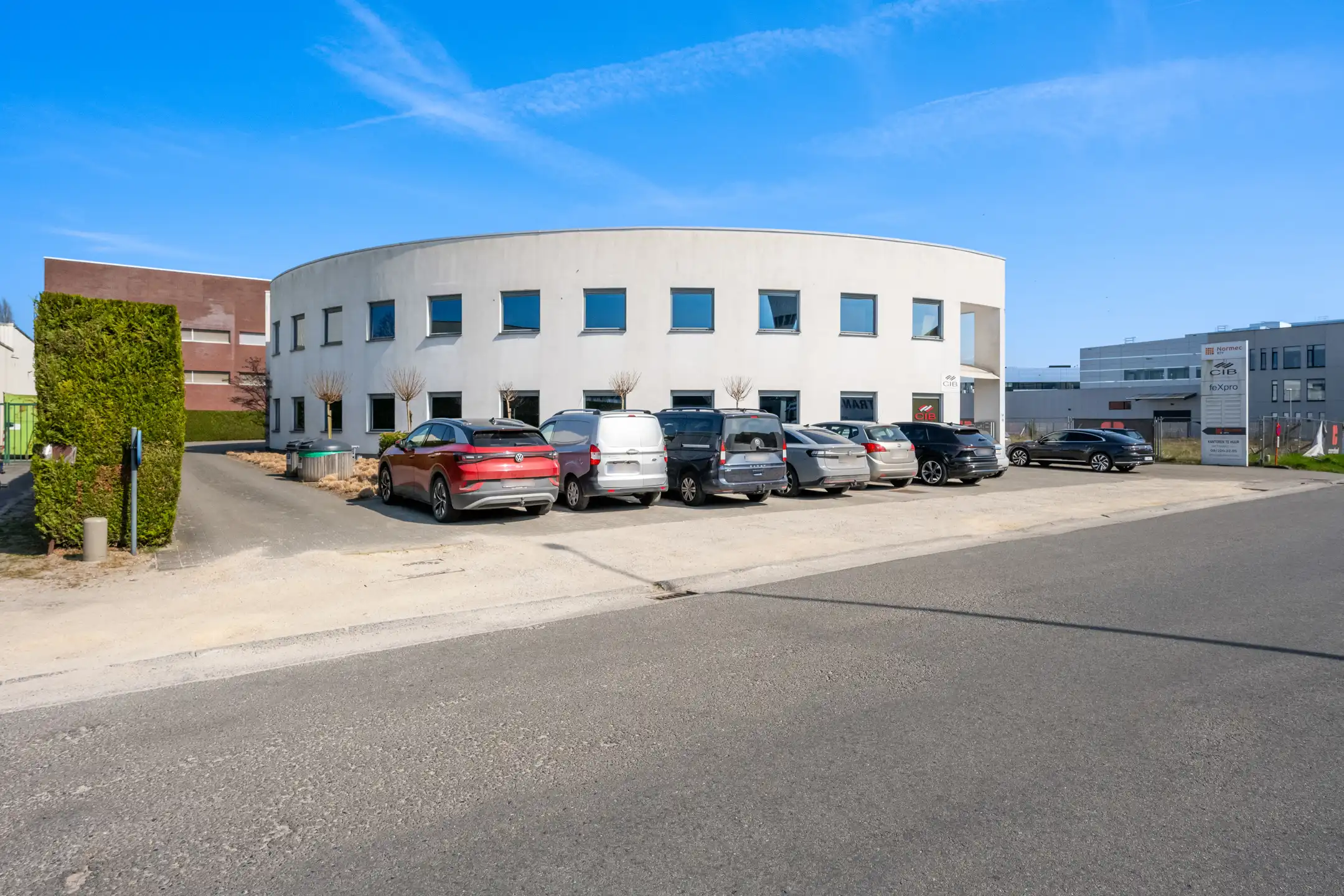 Instapklaar kantorencomplex op toplocatie ten zuiden van Gent foto {{pictureIndex}}