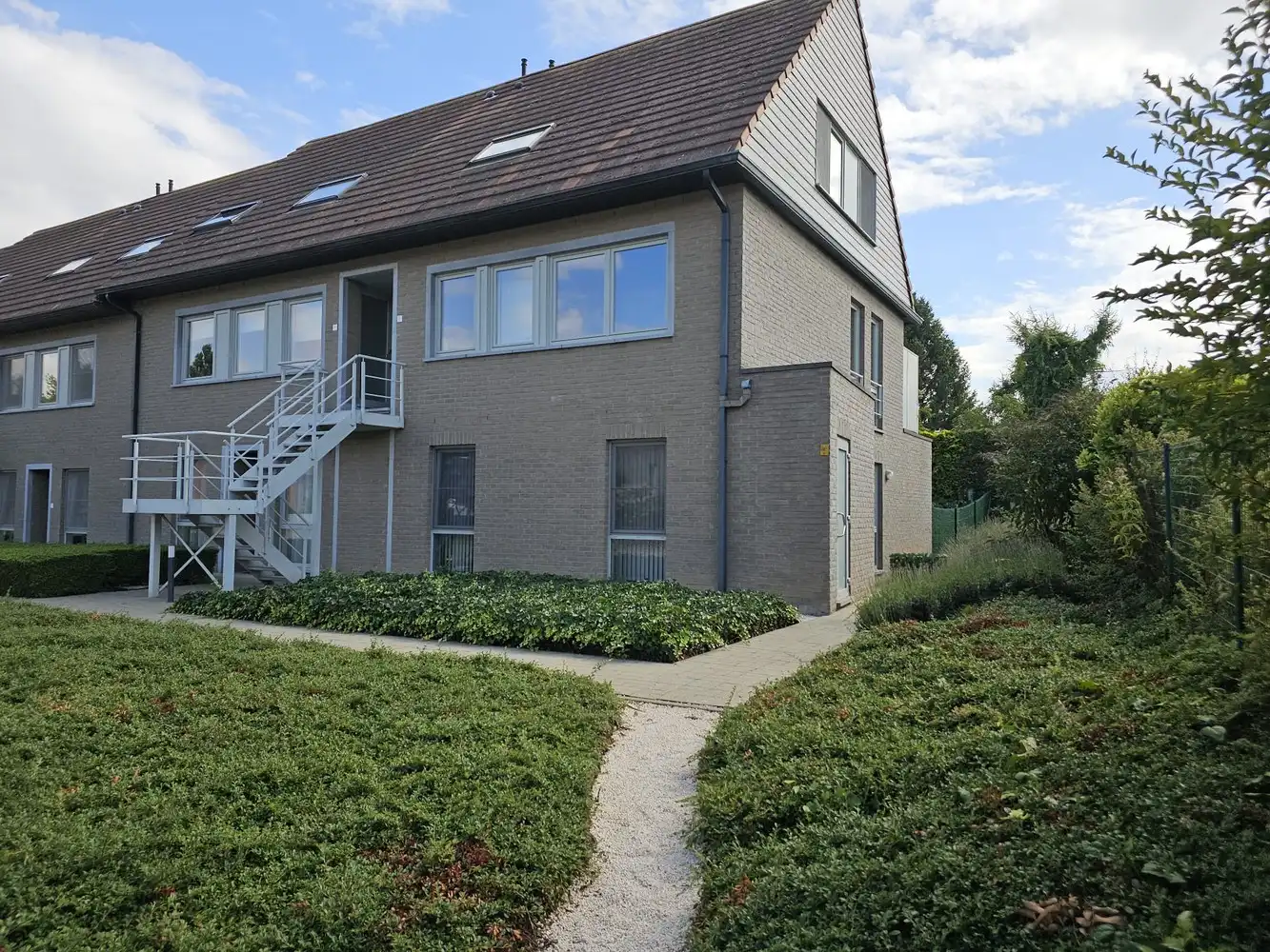 Duplex appartement met ruim terras en carport/berging foto 2