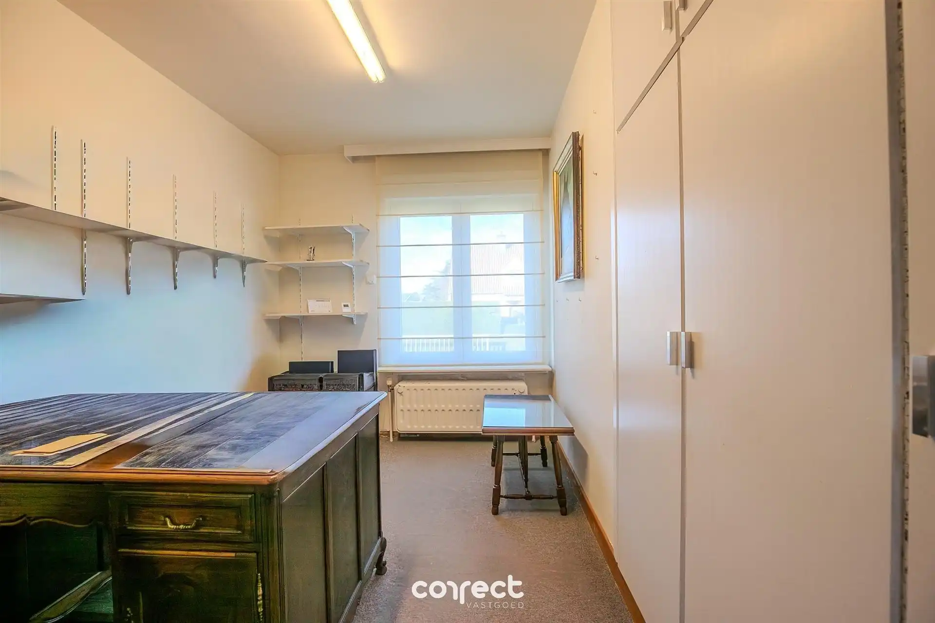 Ruime open bebouwing met 5 slaapkamers, 2 badkamers,  tuin,  garage, carport en werkplaats. foto 9