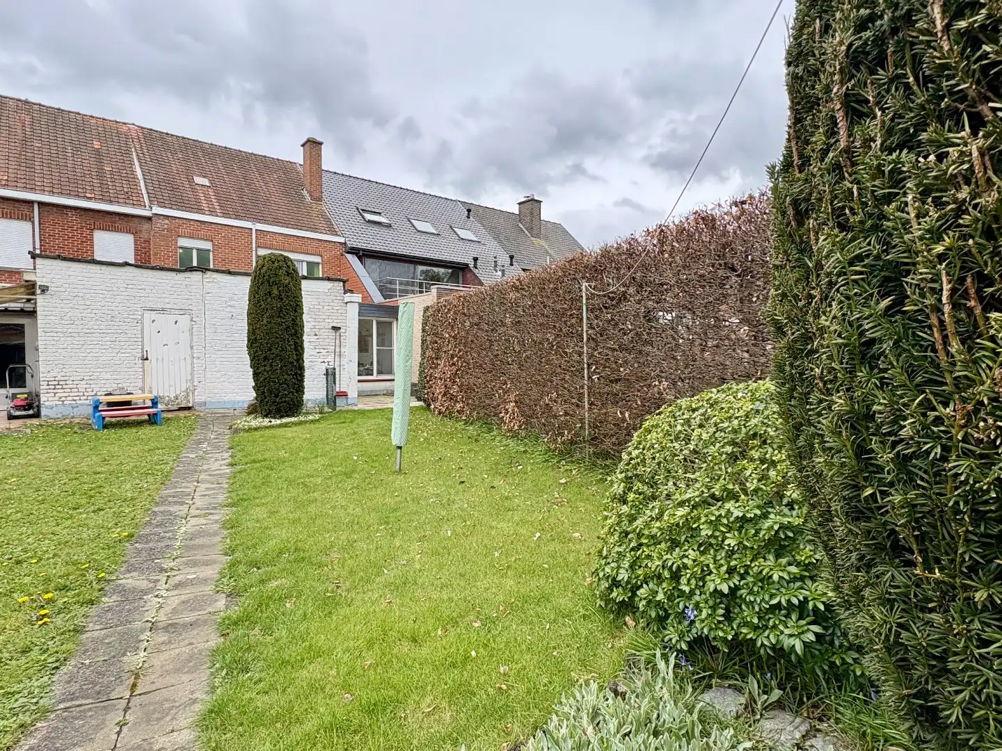 Woning met betonstructuur voorzien van garage, tuin en 3 slks te Kuurne. foto 2