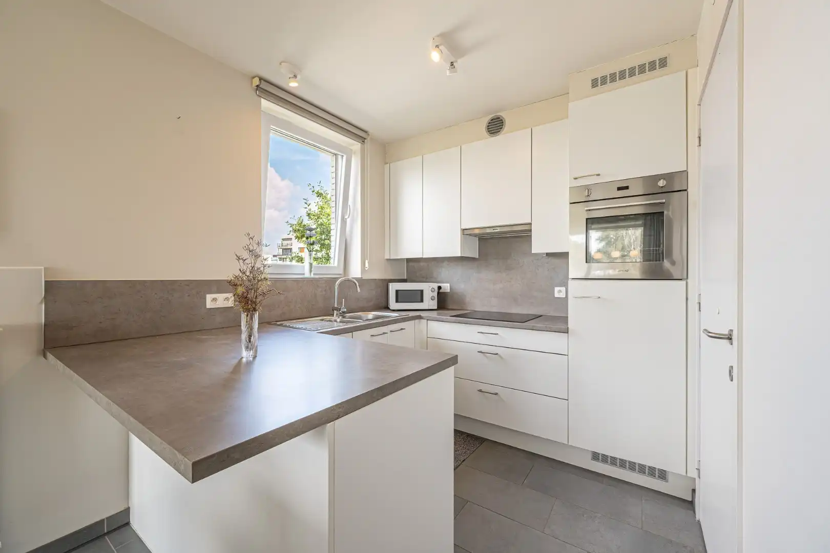 Recent, instapklaar appartement met 2 slaapkamers, terras en overdekte staanplaats in Lauwe foto 3