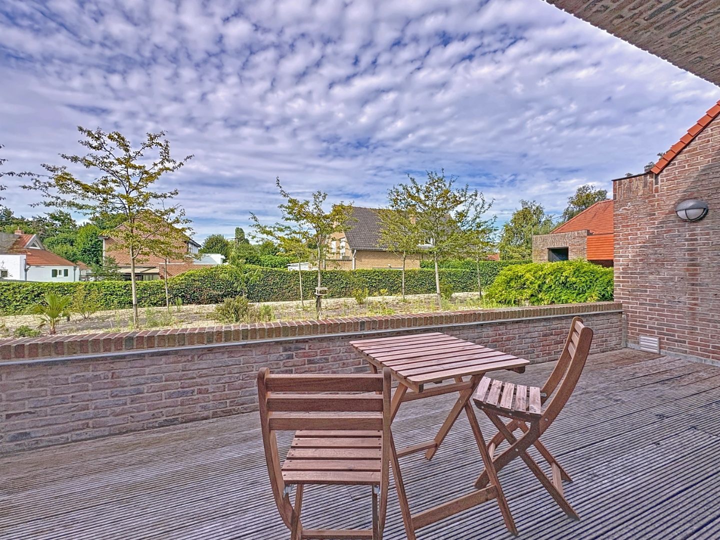 Gelijkvloers appartement met terras en tuin. foto 2