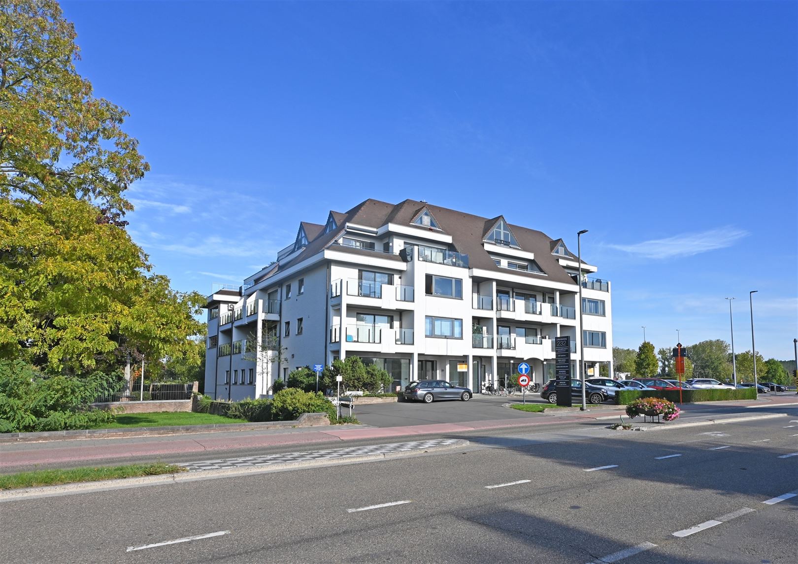 Aangenaam 3-slaapkamer appartement, ideaal voor vrij beroep  foto {{pictureIndex}}