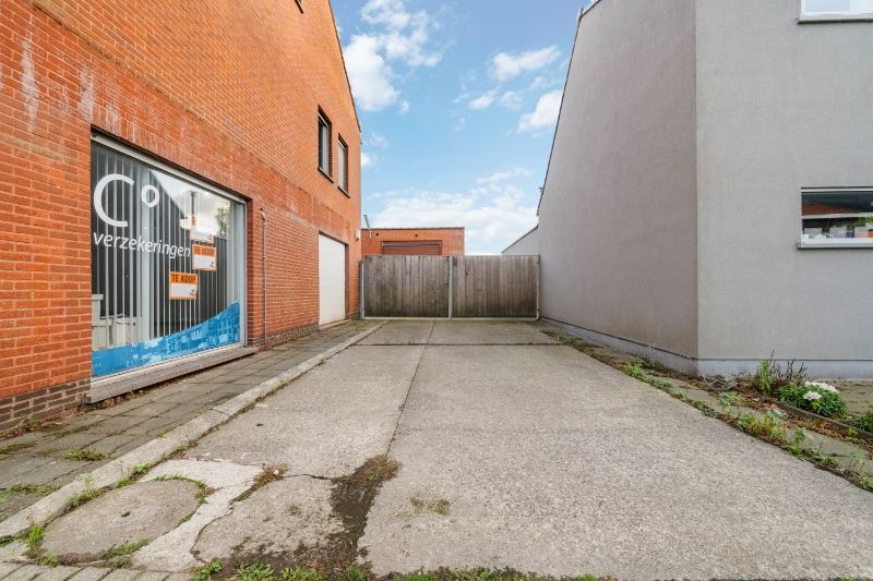 Zonnebeke. Half-open polyvalent ruim gebouw / handelshuis met apart magazijn van +/- 170m2 en  3-5 slaapkamers en apart kantoor / hobby / handelsruimte. Goede staat ! foto 14